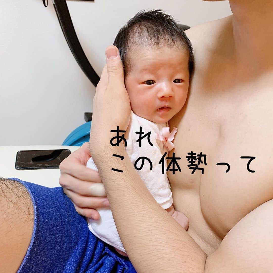 しほの涼のインスタグラム：「授乳後のゲップ🤢 最初の頃は、首も座ってない娘を縦抱きにするのが怖くて怖くて💦💦 でも旦那さんがやるとスムーズにゲフー😂抱き方かしら🤔 旦那さんがしてるゲップの時の娘が可愛くて可愛くて💕 上手に出来たね😊🎉 #旦那さん担当 #ゲップ待ち #ゲップの出し方 #ゲップが苦手 #ゲップ出ない #赤ちゃん暑すぎ #ベビスタグラム #ベビーフォト #赤ちゃんのいる生活 #赤ちゃん写真 #赤ちゃん撮影 #ママリ #ママスタ #ベビフル #ベビちゃん #赤ちゃんのいる暮らし #面白写真 #変顔 #新生児 #新生児あるある #新生児ママ#笑神娘さん」