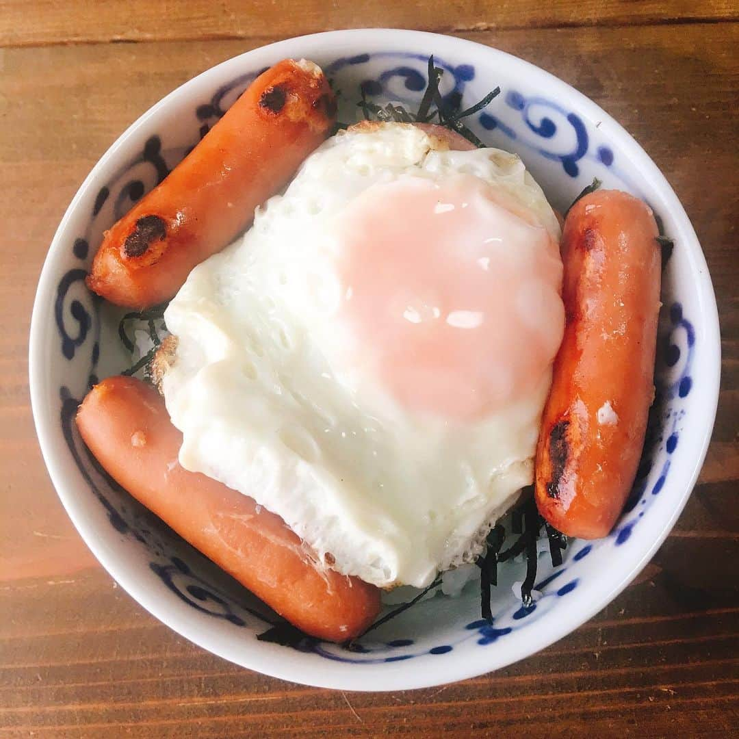 金巻ともこさんのインスタグラム写真 - (金巻ともこInstagram)「#ウィンナー丼 #目玉焼き丼 #おうちごはん #おうちごはん金巻」8月14日 17時18分 - tomotomoco