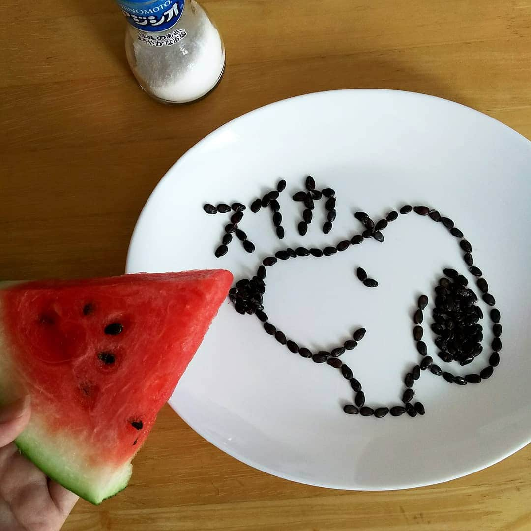 sweet_strawberryさんのインスタグラム写真 - (sweet_strawberryInstagram)「🍉🍉🍉⚫️⚫️⚫️⚫️⚫️⚫️⚫️⚫️ コーヒー豆でもなく、チョコベビーでもなく、【🍉#スイカの種 】 過去２回、夏にスイカの種アート 2016年に｢スヌーピー｣ 2018年に｢スネ夫｣ を投稿したけど、 🍉 今年の題材は ｢これ｣かよ🚀 #スイカ#種#点と線#ピクセルアート#ドット絵#ドット#点描#アート#デザイン#似顔絵#メガネ男子#メンズヘア#アートワーク#細工#作品#夏の風物詩」8月14日 17時13分 - sweet_strawberry