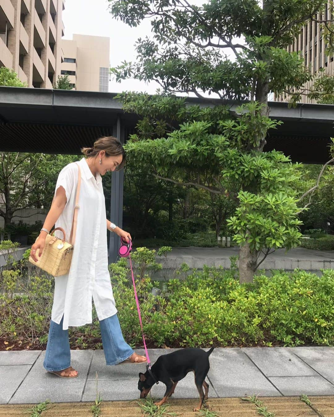 mimimimiyoのインスタグラム：「この間少しだけ関西に帰ったときのpic 時間がなかったから、みんなには会えなかったけど、きよぴと時間が合って会えてうれしかった。わんちゃんにも会えてうれしかったな。 楽しすぎて、くるくる回転寿司で、頼んだお寿司が来て、食べ終わったお皿を返そうとしちゃって笑った！回転寿司だっつーの。 ・ ・ トップス @uniqlo_ginza #unhqlo#ユニクロ#ユニクロリネン #リネンコットンロングシャツ  #デニム#denim ・ ・ ・ ・  2019わたしの夏！ バッグ#ronherman #ロンハー#coordinate#コーディネート#コーデ#FASHION#ファッション#スナップミー#着回し#ootd_cob#着回しコーデ#ponte_fashion#kurashiru#kaumo_fashion #大人カジュアル#ロカリ#プチプラミックス#mineby3mootd#ビュースタグラマー #yesuniqlo」