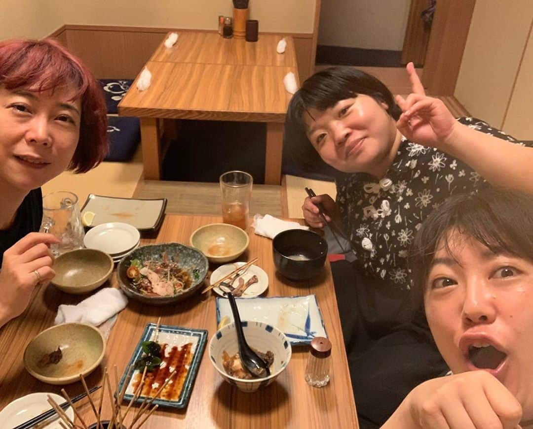 椿鬼奴さんのインスタグラム写真 - (椿鬼奴Instagram)「居酒屋で合流して、手羽先の軟骨を諦めないオカリナ😆可愛い💕 #オカリナの生態調査 #自撮りに定評のある黒沢さん #私と黒沢さんは17時に定食食べたから控えめにしようと言ってたのに #蒸し鶏サラダ #だだちゃ豆 #湯葉刺し #春巻き #カンパチ刺し #カワハギ刺し #マカロニサラダ #ネギま #レバー #カシラ #ささみ #手羽 #銀杏 #しいたけ #ピーマン #など焼き鳥20本ほど #肉どうふ #だだちゃ豆おかわり #豚汁 #おにぎり #結局スゲェ食う」8月14日 17時20分 - tsubakioniyakko