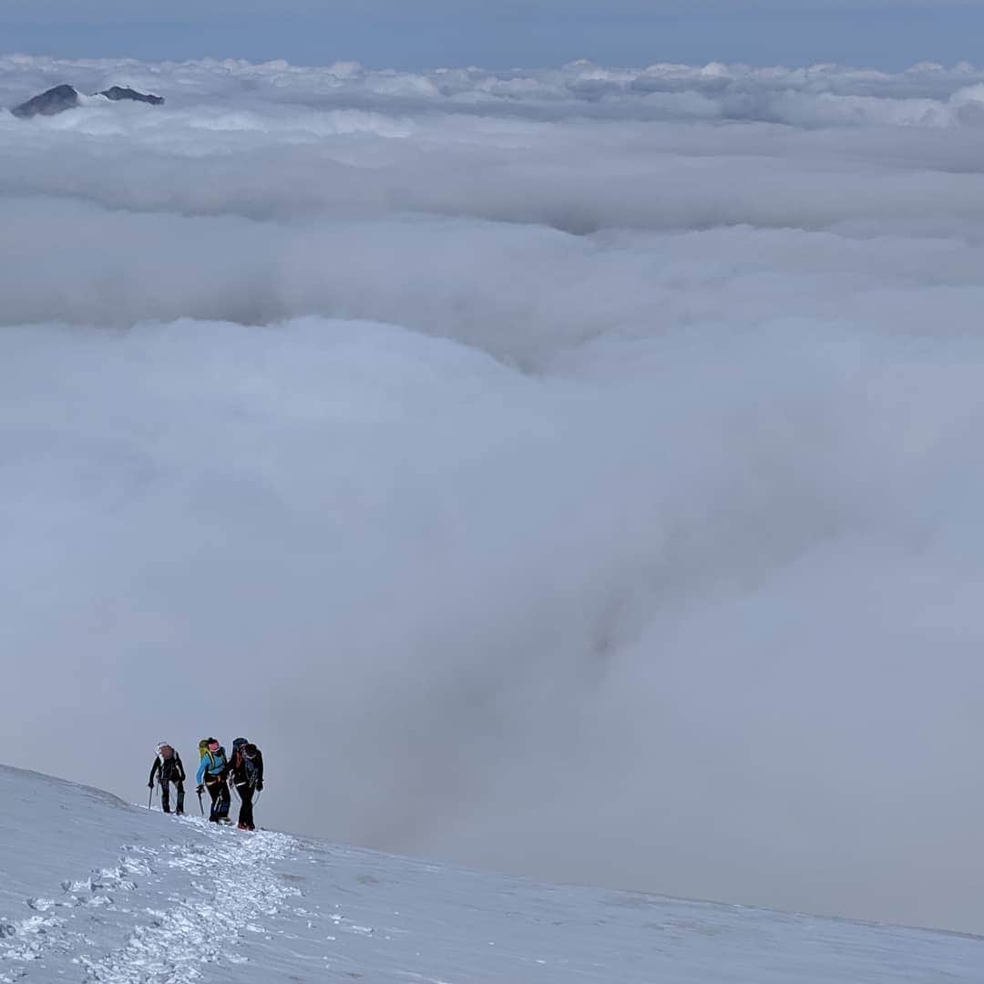 江本悠滋さんのインスタグラム写真 - (江本悠滋Instagram)「日帰りスイス🇨🇭 4000m峰のワイスミス（Weissmies：4023m） 山頂からタンデムのつもりでグライダー上げたけど雲海の雲がどうしても上がらず視界が無さそうなので歩いて下りてきました😭 #4000 #weissmies」8月14日 17時22分 - emoto_yuji