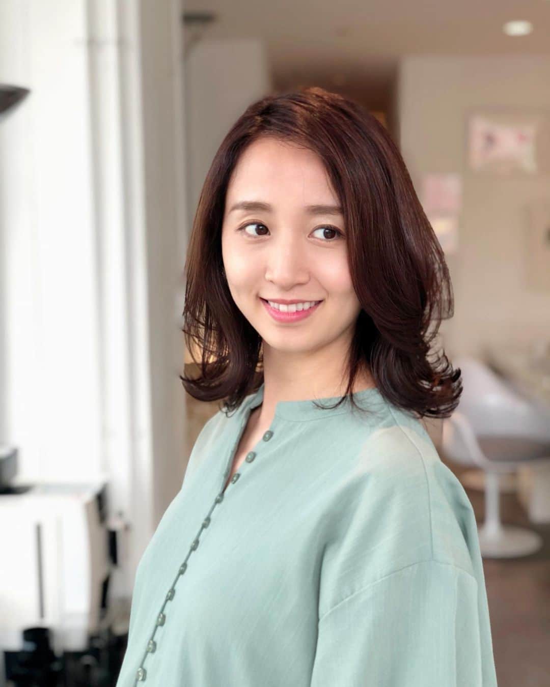 小野恵美のインスタグラム：「New hair✂︎✨ 15〜20cmくらいカットして、 ミディアムヘアになりました❤️ 三井さん @kodaimitsui ありがとうございます✨  #ヘアカット #ミディアムヘア #hairstyle #haircut #hair #ヘアスタイル #美容院 #美容 #イメチェン #恵比寿 #ageegarden  #妊婦 #妊婦生活 #マタニティ #マタニティライフ #妊娠後期 #newhair」