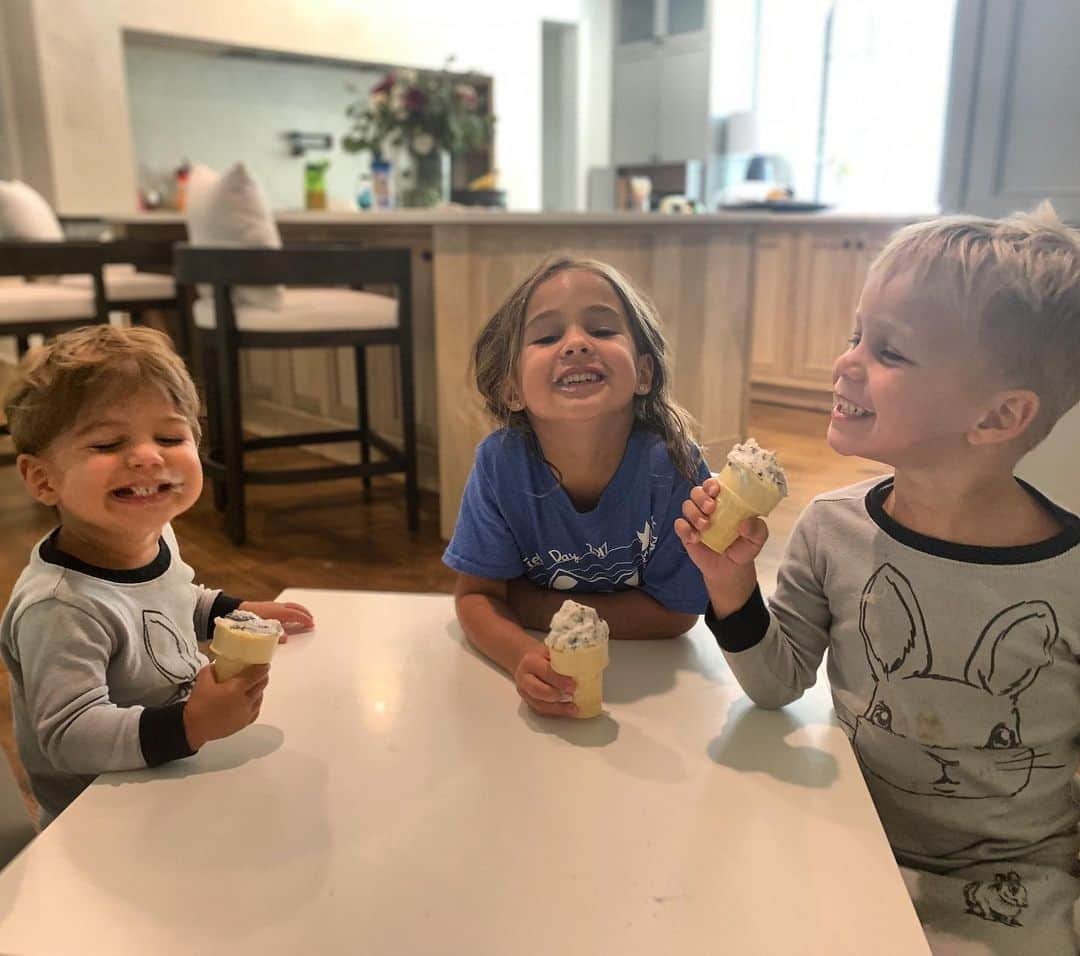 Jessie Jamesさんのインスタグラム写真 - (Jessie JamesInstagram)「My favorite people ever #goodtobehome #mybabies  #iceCEAMnotCream lol」8月15日 4時19分 - jessiejamesdecker