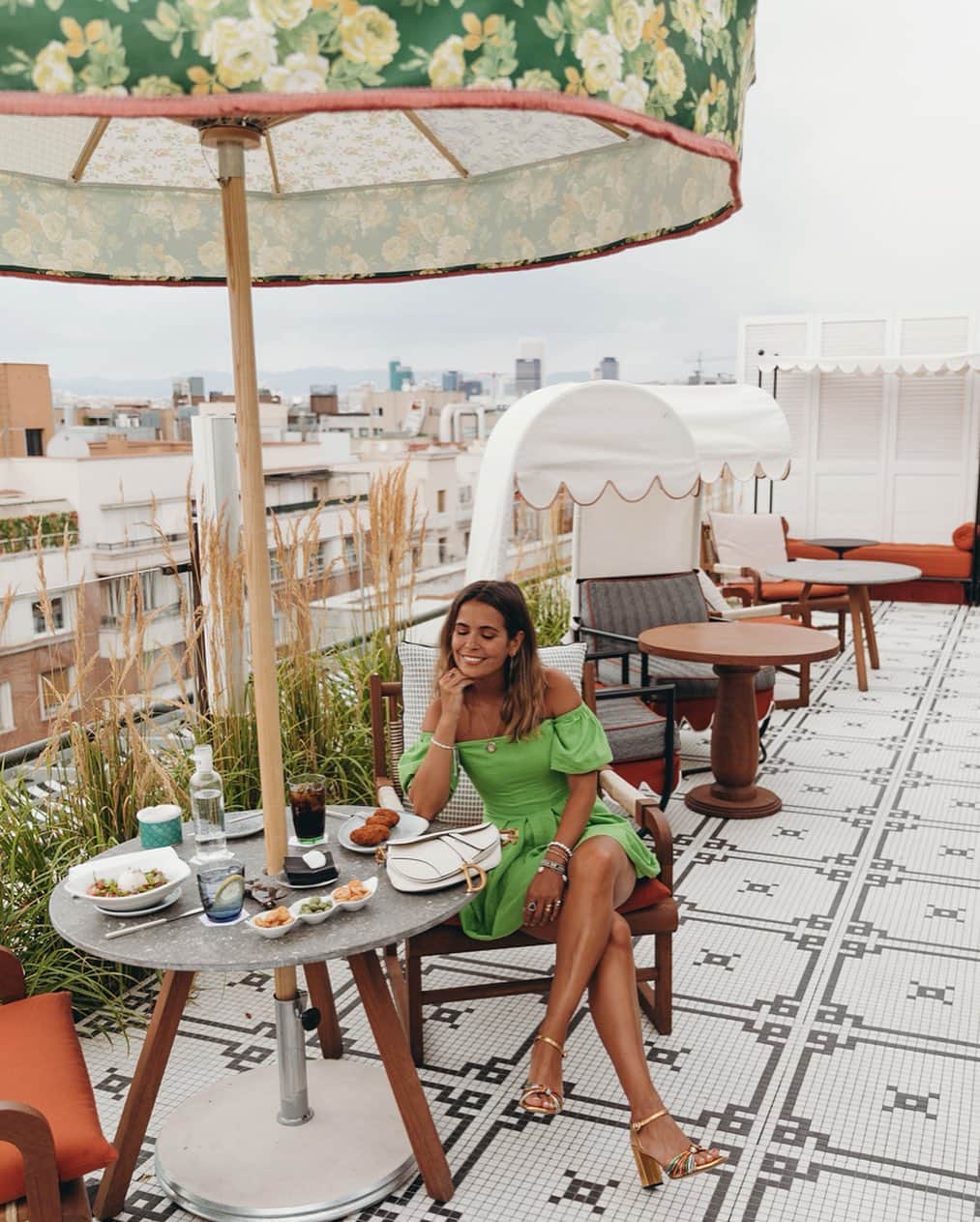 Collage Vintageさんのインスタグラム写真 - (Collage VintageInstagram)「Happy girl because I’m gonna eat Iberic ham croquettes 😋😋 in one of my favorite rooftops in Madrid @blesshotelmadrid ☀️」8月15日 2時55分 - collagevintage