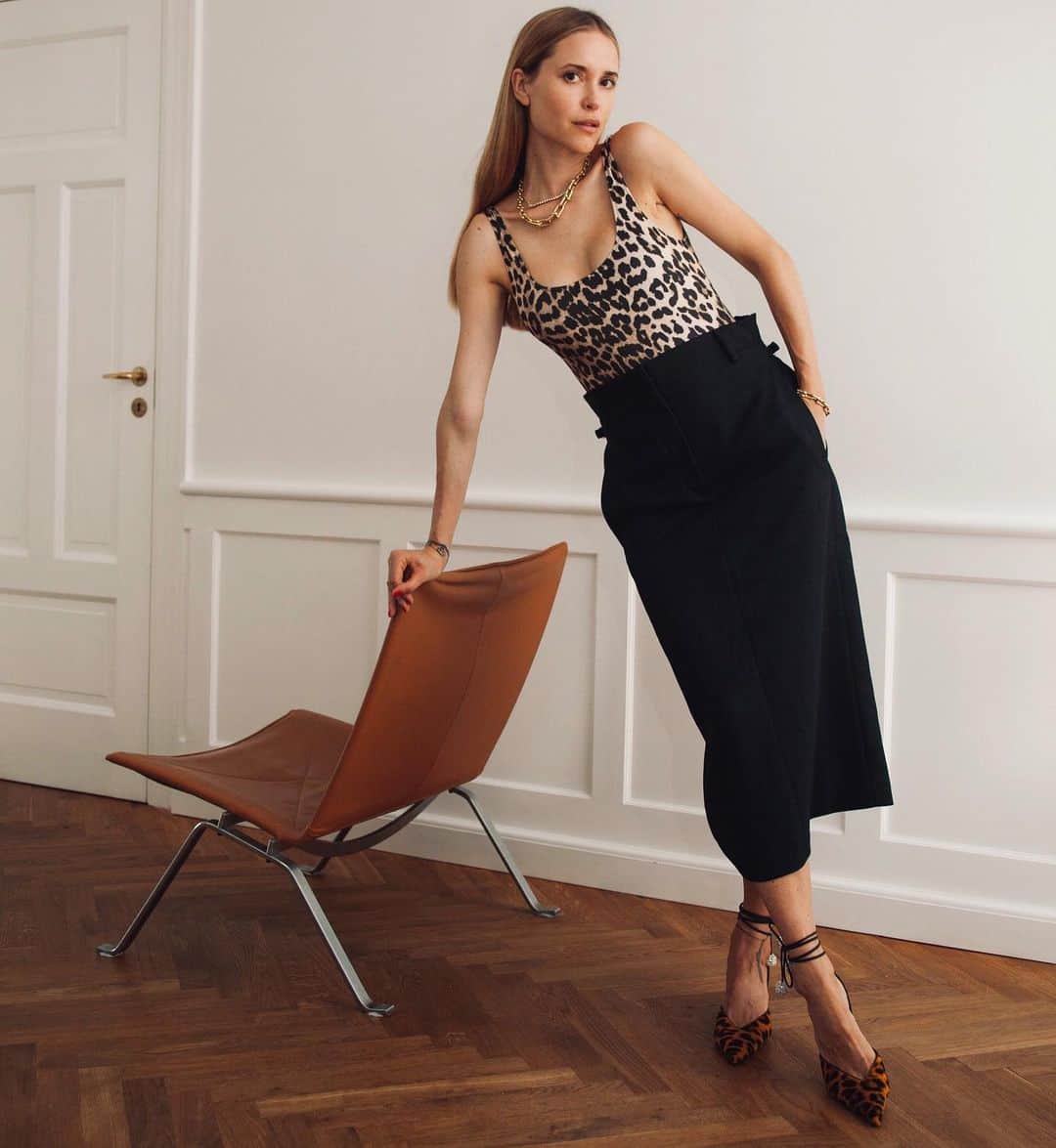 ペニーレ・タイスベックのインスタグラム：「Chair me up @MATCHESFASHION #mfxstylesocial」