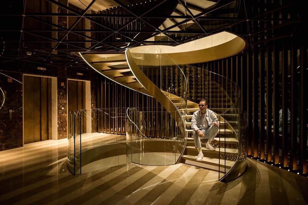 ロビン・シュルツさんのインスタグラム写真 - (ロビン・シュルツInstagram)「Its just me sittin on a stairway. Cause it looks nice. 📸 @philipp_gladsome」8月15日 2時54分 - robin__schulz