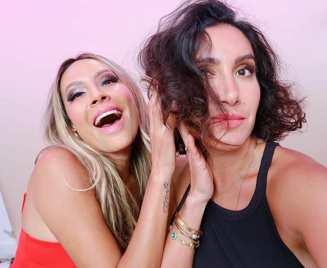 JEN ATKINさんのインスタグラム写真 - (JEN ATKINInstagram)「NEW VIDEO: The makeup + hair tutorial you never knew you wanted w @desiperkins!!! Link in bio + watch Desi “do my hair” on her channel as well 🤔✂️ ps. I wanna thank Desi & all my youtube pro friends for teaching me SO much abt creating video content the last few months... bc of u guys i now know i need to wear a bra on camera🙏🏼」8月15日 3時03分 - jenatkinhair