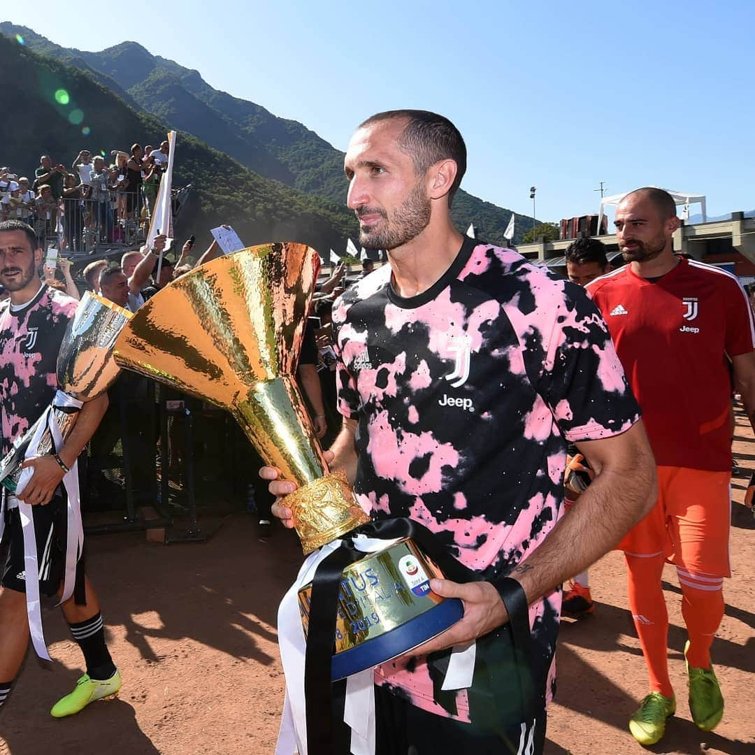 ユヴェントスFCさんのインスタグラム写真 - (ユヴェントスFCInstagram)「🎂 Birthday boy enjoying the bianconeri ❤ in #VillarPerosa. Happy birthday, Chiello!」8月15日 2時57分 - juventus