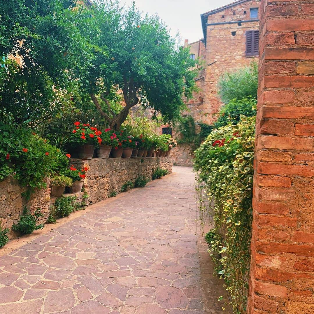 ミランダ・カーさんのインスタグラム写真 - (ミランダ・カーInstagram)「Little side street in beautiful Tuscany 🌻💖🌈」8月15日 3時16分 - mirandakerr