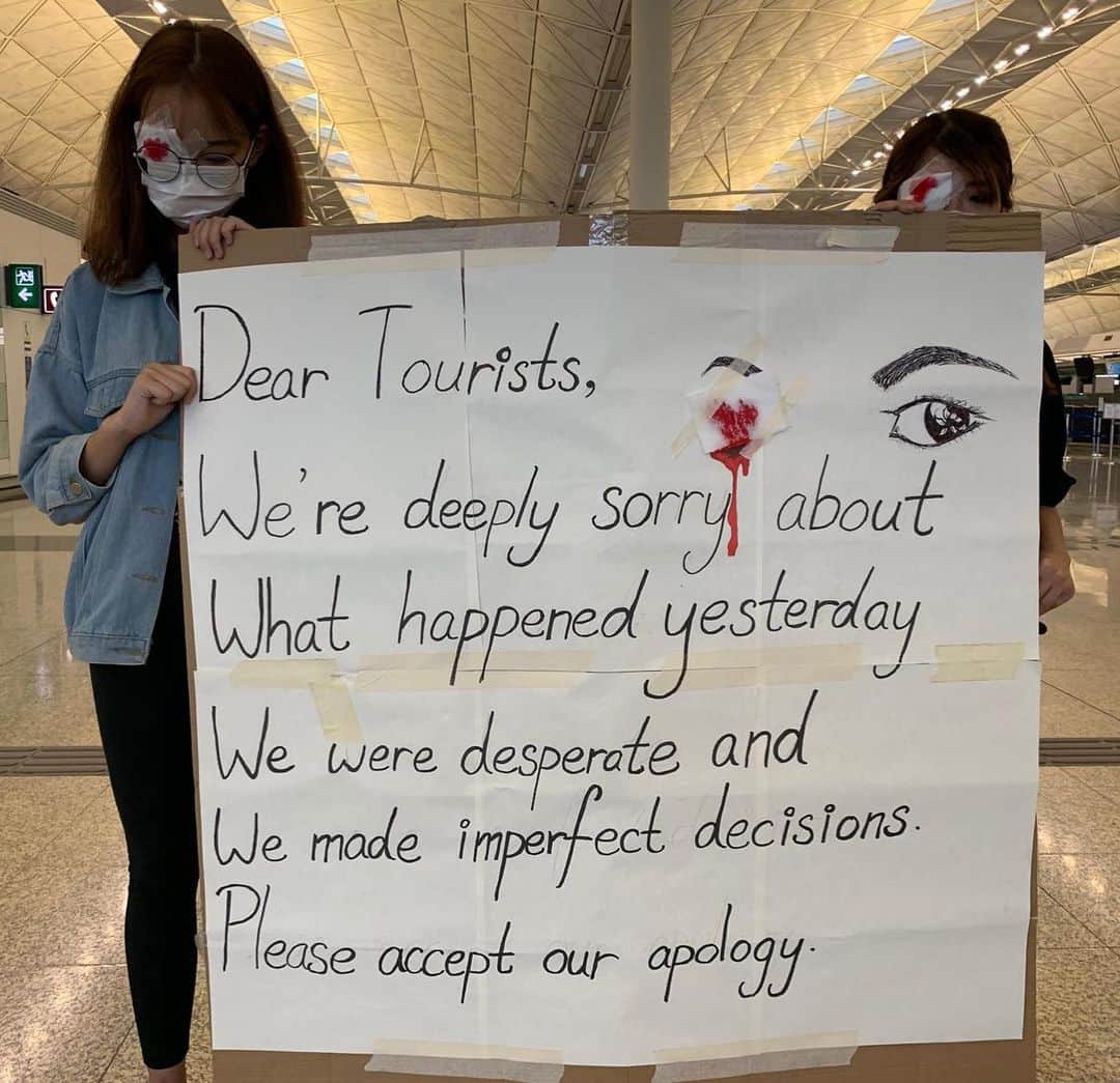 CNNさんのインスタグラム写真 - (CNNInstagram)「Some Hong Kong protesters are apologizing for their role in the chaos that erupted at the airport on Tuesday night, when thousands of pro-democracy demonstrators clashed with riot police. “We apologize for our behavior but we are just too scared,” read one post shared on social media. The protesters’ occupation of Hong Kong airport, one of the world’s busiest, caused nearly 1,000 flights to be canceled this week, leaving passengers stranded. The pro-democracy campaign in semi-autonomous Hong Kong has been building since June, rankling the authoritarian mainland Chinese government. (📸: Paula Hancocks, Sherisse Pham, Alex Stambaugh/CNN)」8月15日 3時19分 - cnn
