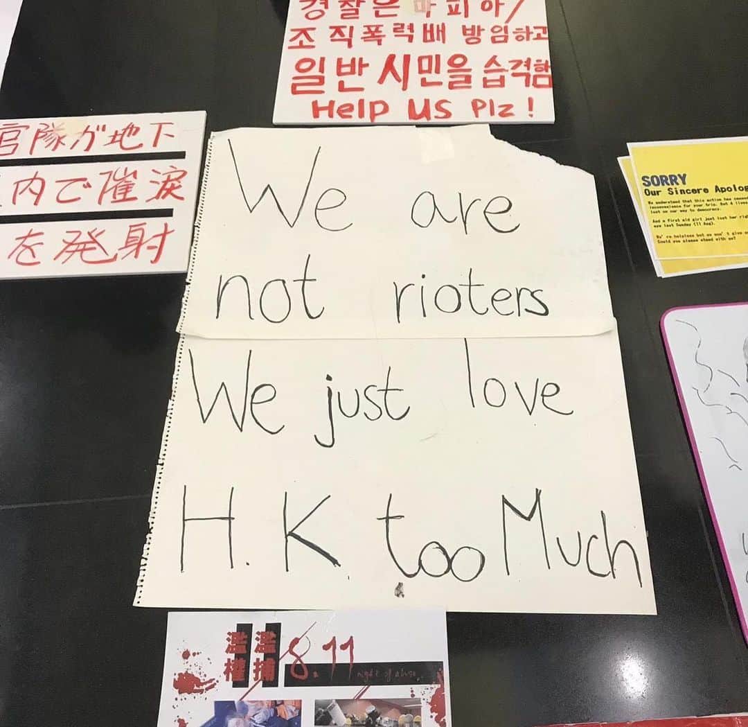 CNNさんのインスタグラム写真 - (CNNInstagram)「Some Hong Kong protesters are apologizing for their role in the chaos that erupted at the airport on Tuesday night, when thousands of pro-democracy demonstrators clashed with riot police. “We apologize for our behavior but we are just too scared,” read one post shared on social media. The protesters’ occupation of Hong Kong airport, one of the world’s busiest, caused nearly 1,000 flights to be canceled this week, leaving passengers stranded. The pro-democracy campaign in semi-autonomous Hong Kong has been building since June, rankling the authoritarian mainland Chinese government. (📸: Paula Hancocks, Sherisse Pham, Alex Stambaugh/CNN)」8月15日 3時19分 - cnn