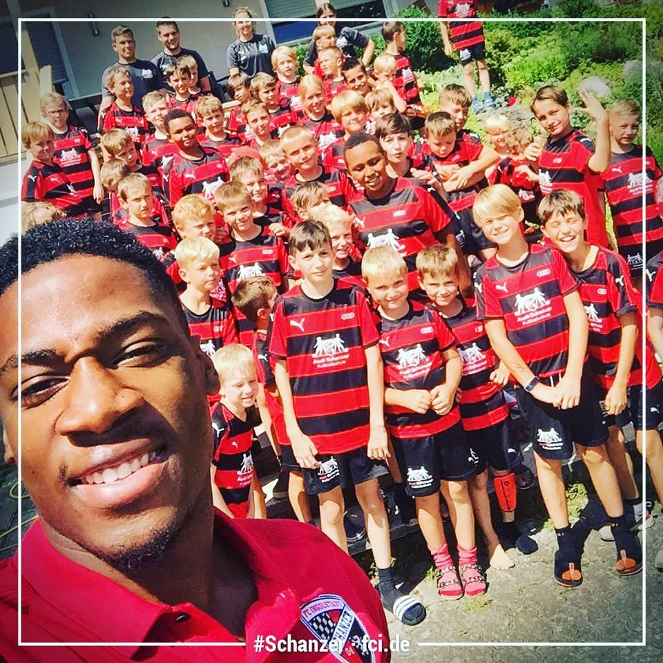 FCインゴルシュタット04さんのインスタグラム写真 - (FCインゴルシュタット04Instagram)「So leicht schenkt man Lächeln 😁🖤❤️ Unsere #Schanzer Profis sind derzeit wieder in ganz Bayern unterwegs und besuchen die Kids der @schanzer_fussballschule 🤩📝📸 Und alle haben ihren Spaß 😉🙌 . . #Kids #Support #Fans #Young #Youth #ASF #Audischanzerfussballschule #Kotzke @buntic97 @caniggia.14 @freddyananou #Profis #FCI #FCIngolstadt #Ingolstadt #Selfie #vereinzumanfassen #Schanzerdassindwir #smile #Fußballschule」8月15日 3時20分 - dieschanzer