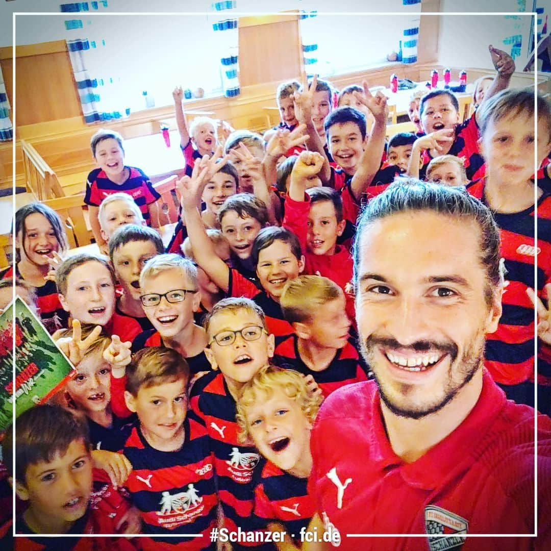 FCインゴルシュタット04さんのインスタグラム写真 - (FCインゴルシュタット04Instagram)「So leicht schenkt man Lächeln 😁🖤❤️ Unsere #Schanzer Profis sind derzeit wieder in ganz Bayern unterwegs und besuchen die Kids der @schanzer_fussballschule 🤩📝📸 Und alle haben ihren Spaß 😉🙌 . . #Kids #Support #Fans #Young #Youth #ASF #Audischanzerfussballschule #Kotzke @buntic97 @caniggia.14 @freddyananou #Profis #FCI #FCIngolstadt #Ingolstadt #Selfie #vereinzumanfassen #Schanzerdassindwir #smile #Fußballschule」8月15日 3時20分 - dieschanzer