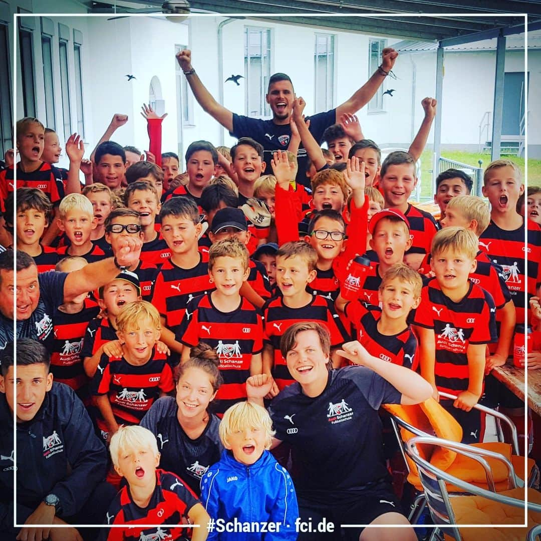 FCインゴルシュタット04さんのインスタグラム写真 - (FCインゴルシュタット04Instagram)「So leicht schenkt man Lächeln 😁🖤❤️ Unsere #Schanzer Profis sind derzeit wieder in ganz Bayern unterwegs und besuchen die Kids der @schanzer_fussballschule 🤩📝📸 Und alle haben ihren Spaß 😉🙌 . . #Kids #Support #Fans #Young #Youth #ASF #Audischanzerfussballschule #Kotzke @buntic97 @caniggia.14 @freddyananou #Profis #FCI #FCIngolstadt #Ingolstadt #Selfie #vereinzumanfassen #Schanzerdassindwir #smile #Fußballschule」8月15日 3時20分 - dieschanzer