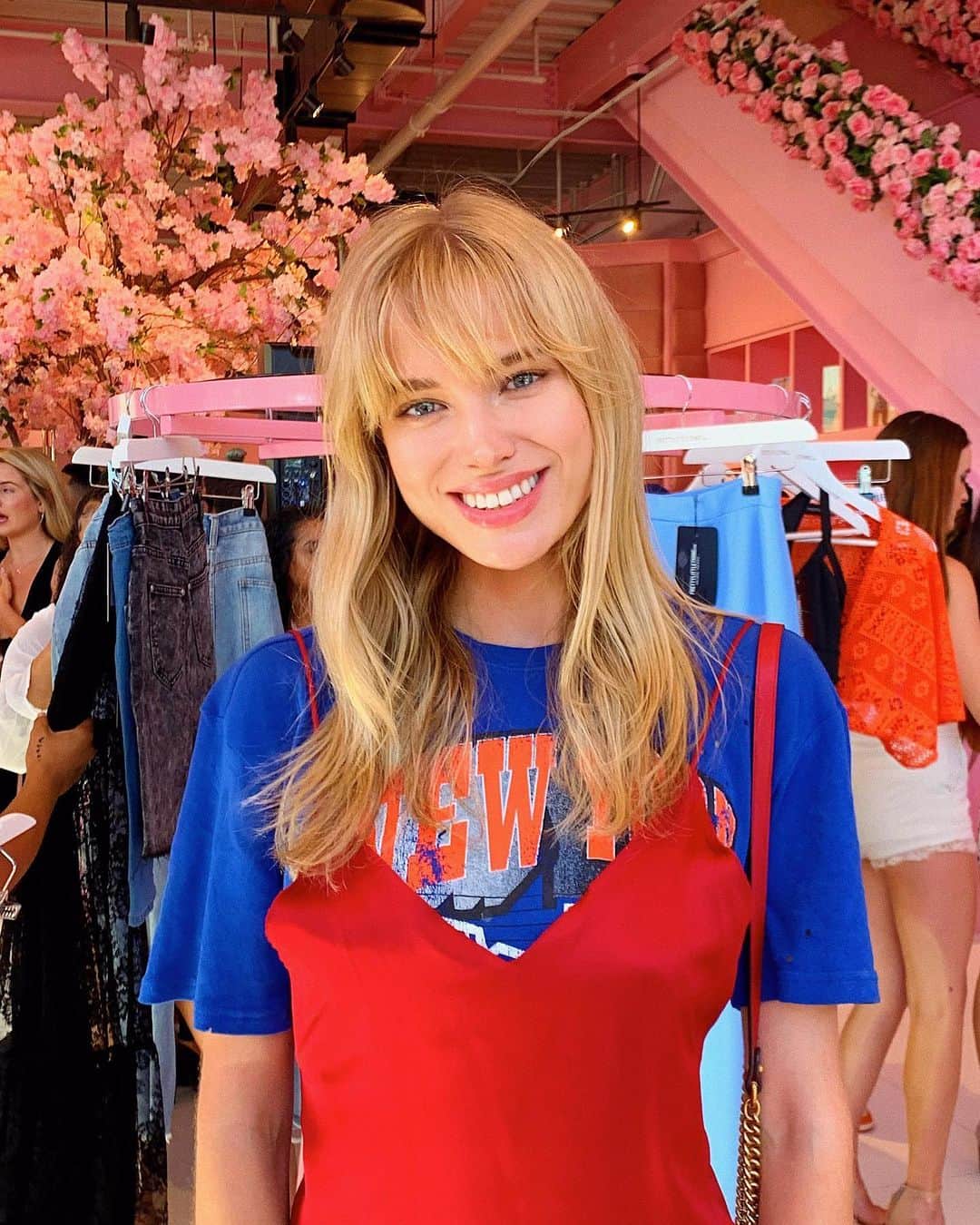 タニヤ・ミティアッシーナのインスタグラム：「flower power 🌸🌷🌺 at @prettylittlething 😛」