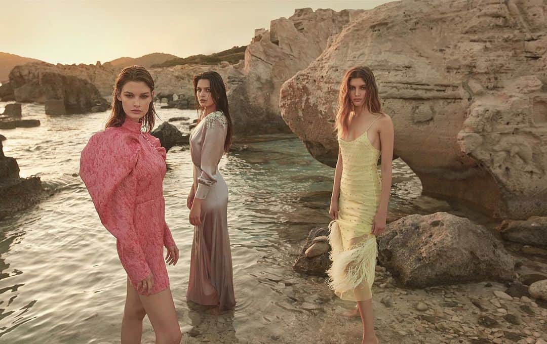 ヴァレリー・カウフマンのインスタグラム：「Sunrise and salt water 🌅」