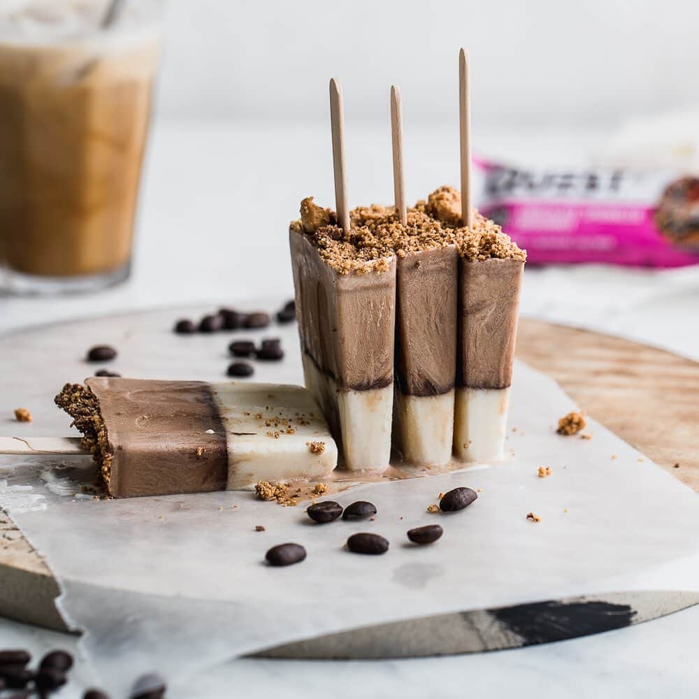 のインスタグラム：「🍩🍭 Chocolate Doughnut Cold Brew Protein Popsicles 🍭🍩 • 👉 FULL RECIPE LINK IN BIO (swipe left to 2nd card) 👈 • Per serving: 7g protein, 5g carbs, 8g fat (4g net carbs) #OnaQuest #Questify」