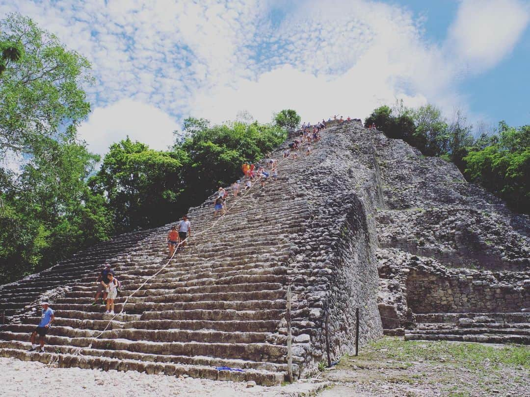 井浦新さんのインスタグラム写真 - (井浦新Instagram)「メキシコのマヤ巡りの中で 知名度は低いけど一番盛り上がったのが キンタナ・ロー州北部にあるコバー遺跡 天文台や球戯場や神殿ものこっていて素晴らしい 中でもハイライトは ユカタン半島で最も高いノホック・ムル・ピラミッド 42mの大ピラミッドに登れる貴重な体験ができた 急勾配の階段を這って登って頂に立つと そこから見えるジャングルの地平線 景色に吸い込まれそうになる 心が震えた あまりにも興奮してすっかり忘れてたけど もちろん下りはまれにみる恐怖体験になった  #コバー遺跡 #マヤ文明 #ノホックムルピラミッド #ユカタン半島 #絶景 #メキシコ」8月15日 3時26分 - el_arata_nest