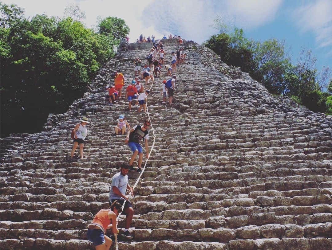井浦新さんのインスタグラム写真 - (井浦新Instagram)「メキシコのマヤ巡りの中で 知名度は低いけど一番盛り上がったのが キンタナ・ロー州北部にあるコバー遺跡 天文台や球戯場や神殿ものこっていて素晴らしい 中でもハイライトは ユカタン半島で最も高いノホック・ムル・ピラミッド 42mの大ピラミッドに登れる貴重な体験ができた 急勾配の階段を這って登って頂に立つと そこから見えるジャングルの地平線 景色に吸い込まれそうになる 心が震えた あまりにも興奮してすっかり忘れてたけど もちろん下りはまれにみる恐怖体験になった  #コバー遺跡 #マヤ文明 #ノホックムルピラミッド #ユカタン半島 #絶景 #メキシコ」8月15日 3時26分 - el_arata_nest