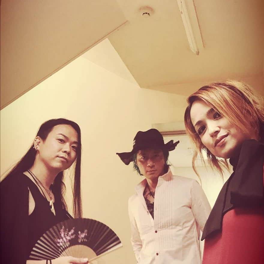 Ju-kenのインスタグラム：「松田樹利亜アコースティックセット♫  ステキな夜でした with @juliamazda @toshitakashibata  styling by @bambridge_smackengineer」
