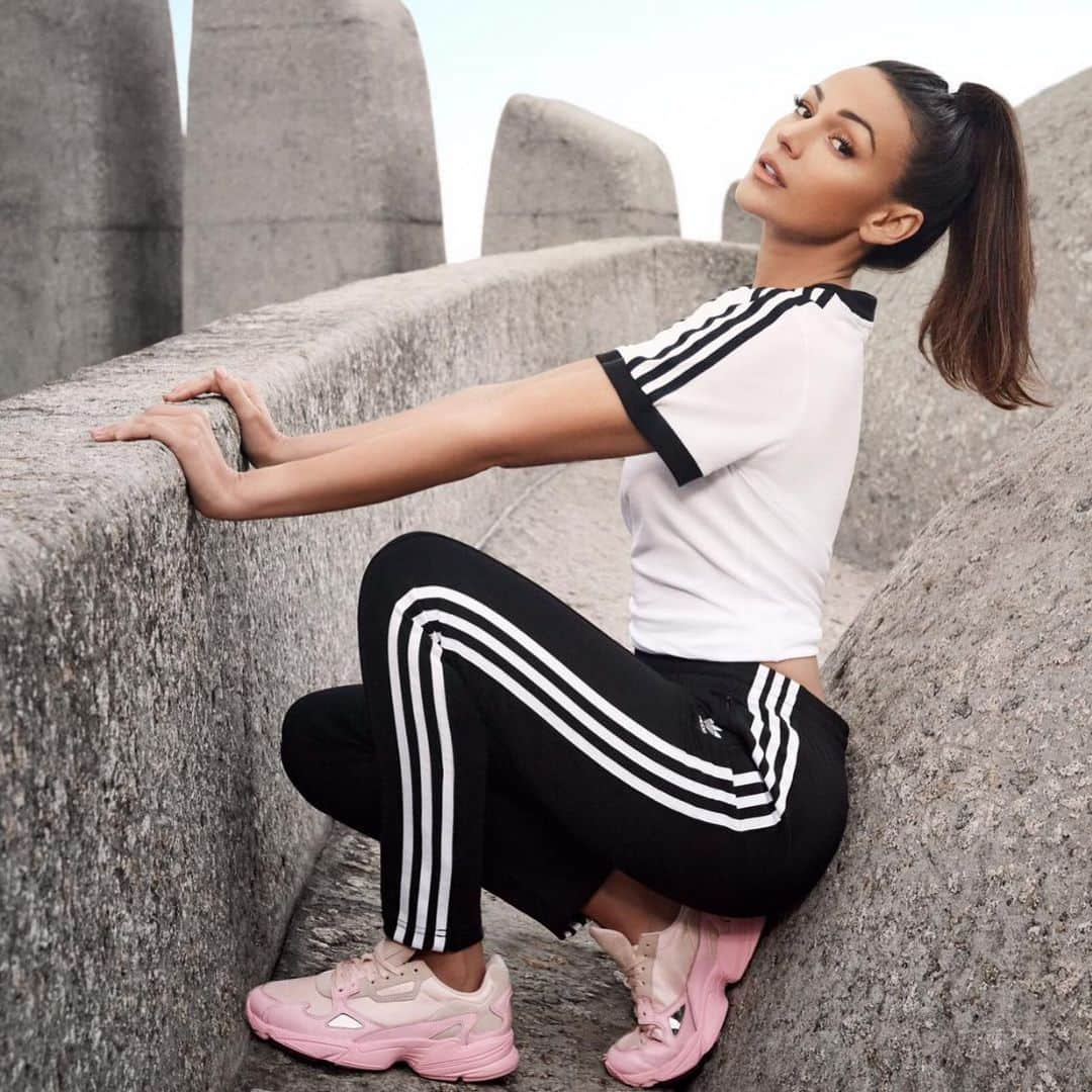 ミシェル・キーガンさんのインスタグラム写真 - (ミシェル・キーガンInstagram)「SO excited to be working with @veryuk and ADIDAS modelling the latest Originals collection! 📸 Take a look at my stories to see my favourite looks #adidas #ad」8月15日 3時32分 - michkeegan