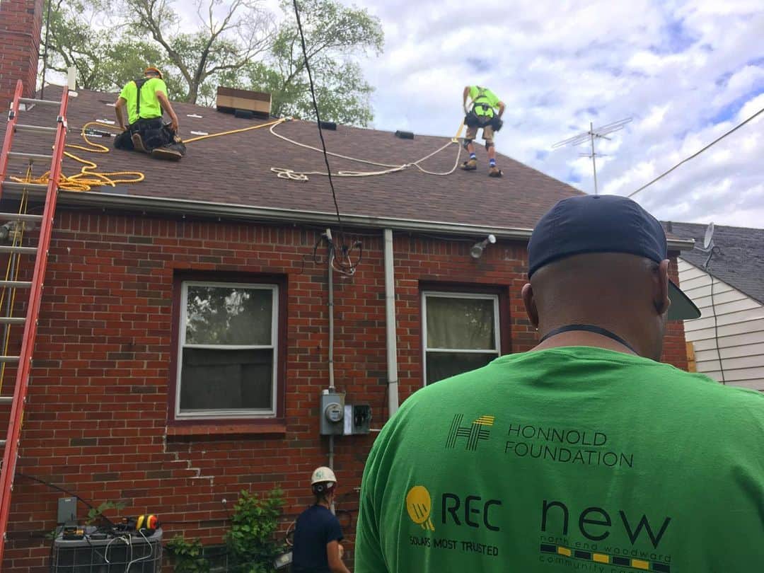 アレックス・オノルドのインスタグラム：「Here’s a rare live update on Instagram - I’m in Detroit working with NEWCC and the @honnoldfoundation to install solar systems on a handful of local homes. Which happens to be a really wholesome way to celebrate my birthday this weekend.  A few years ago my girlfriend’s family started donating to the Honnold Foundation to help me celebrate my birthday. I don’t really like gifts and I don’t need any actual things, but I do really appreciate the chance to have a bigger impact through the Foundation.  If anyone wants to help me celebrate this year I’d appreciate a reoccurring donation of any amount to the @honnoldfoundation. There’s a link in my bio for anyone who’s willing to chip in. Happy birthday to me! Thanks :)」