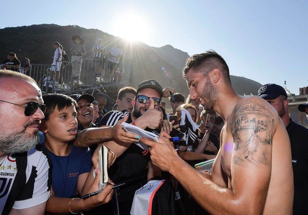 ロドリゴ・ベンタンクールのインスタグラム：「Oggi partita a #VillarPerosa davanti ai nostri tifosi ⚪⚫ È sempre bello vedere tanto entusiasmo e ricevere tanto affetto. Grazie a tutti! #FinoAllaFine #ForzaJuve @juventus  Hoy partido en #VillarPerosa delante de nuestra afición ⚪⚫ Siempre es emocionante sentir tanto entusiasmo y recibir tanto afecto. Gracias a todos! #FinoAllaFine #ForzaJuve @juventus」