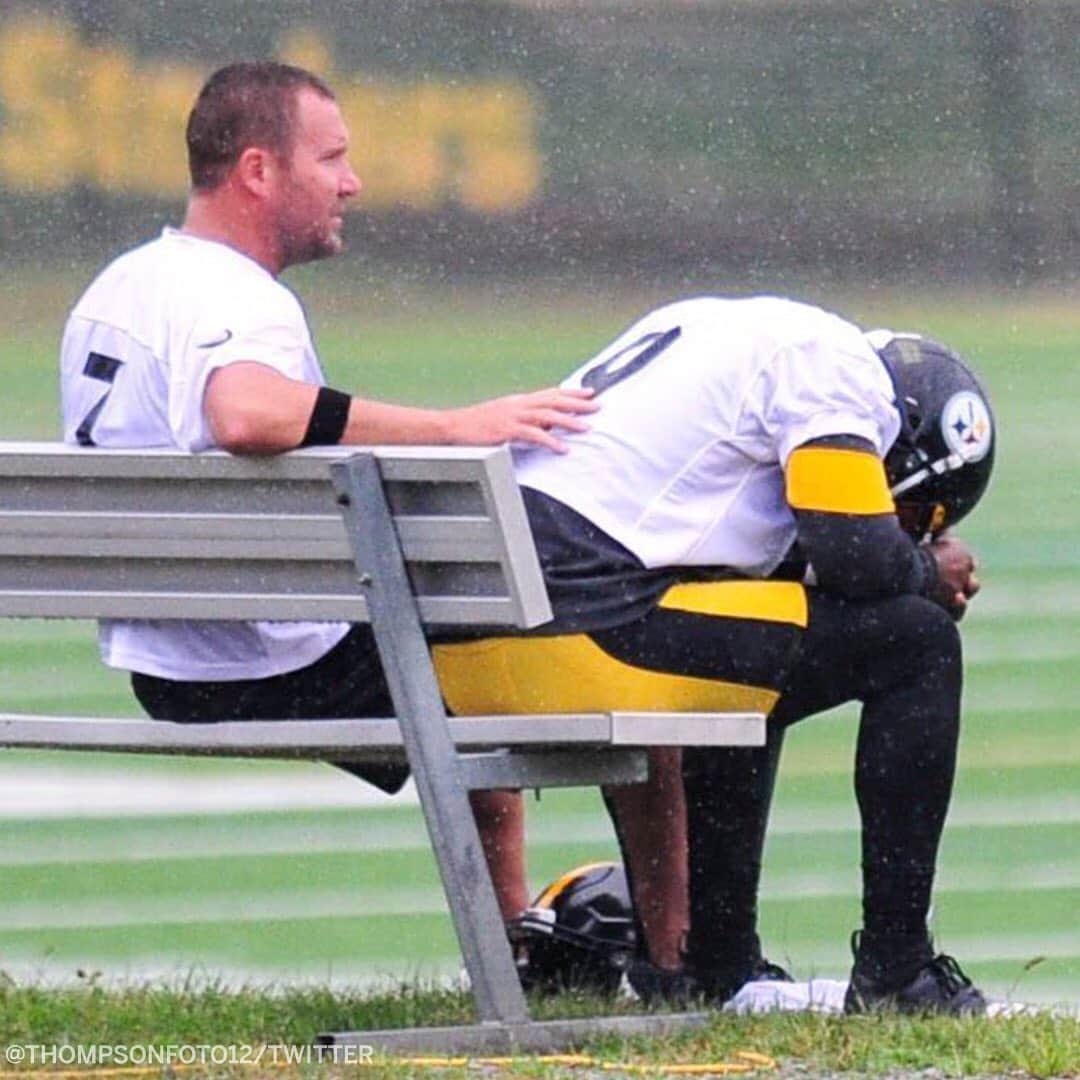 espnさんのインスタグラム写真 - (espnInstagram)「Powerful images of Ben Roethlisberger consoling  @juju the first day back at camp after the sudden death of Steelers WR coach Darryl Drake. (via thompsonFoto12/Twitter)」8月15日 3時54分 - espn