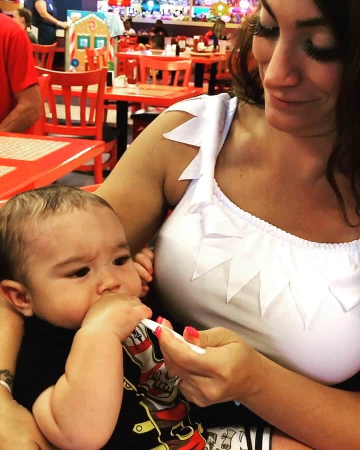 ディーナ・ニコール・コルテーゼのインスタグラム：「Stop 🤣 he’s such a little MEATBALL 😛🍦#icecream #love #lovesit (ice cream on my neck .. #momlife )」