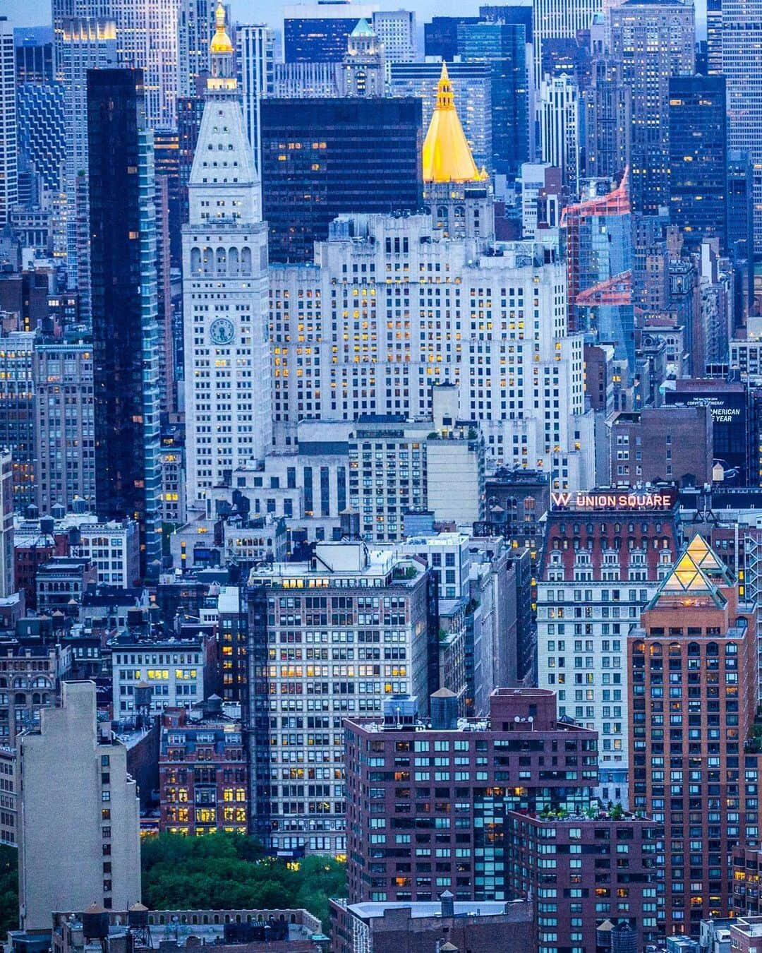 National Geographic Travelさんのインスタグラム写真 - (National Geographic TravelInstagram)「Photo by George Steinmetz @geosteinmetz | Helicopter view looking north through the urban canyons of New York City. It’s astounding to contemplate all the lives that are packed into this little island. To see more of our world from above, follow @geosteinmetz. #Gotham #Manhattan」8月15日 4時03分 - natgeotravel