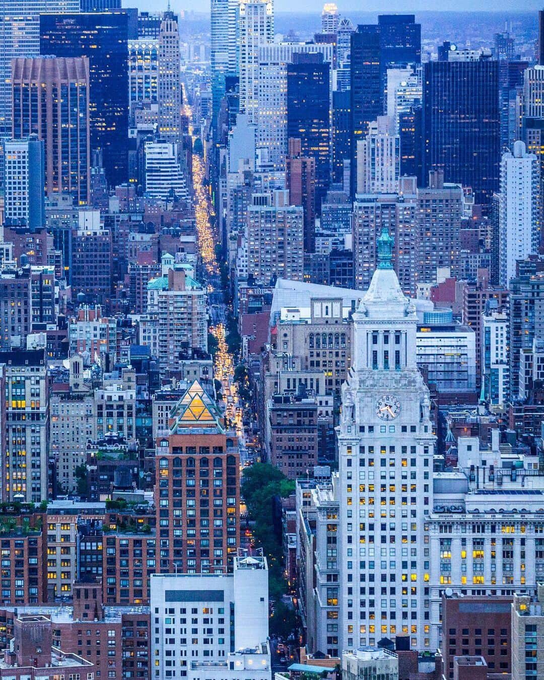 National Geographic Travelさんのインスタグラム写真 - (National Geographic TravelInstagram)「Photo by George Steinmetz @geosteinmetz | Helicopter view looking north through the urban canyons of New York City. It’s astounding to contemplate all the lives that are packed into this little island. To see more of our world from above, follow @geosteinmetz. #Gotham #Manhattan」8月15日 4時03分 - natgeotravel