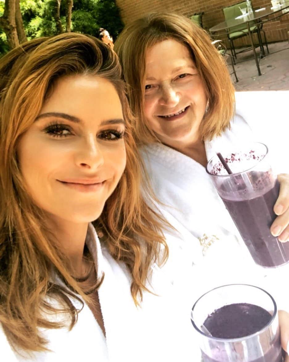 マリア・メノウノスさんのインスタグラム写真 - (マリア・メノウノスInstagram)「Nothing like a spa day with mom with some blueberry smoothies for the cherry on top 😋 Blueberries are the king of antioxidant foods and reduce DNA damage, which may help protect against aging and cancer, among a whole lot of other benefits. Start implementing them in your diet if you can 💪😝」8月15日 4時07分 - mariamenounos