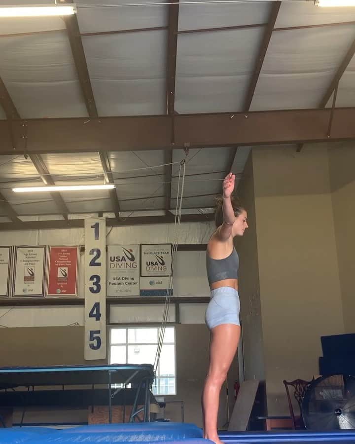 キャシディ・クックのインスタグラム：「Little bit of dry gym training 🤸🏽‍♀️」