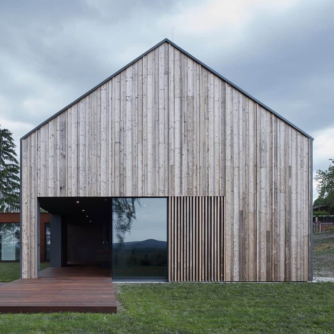 ウォントのインスタグラム：「The ENGEL House by CMC Architects—a modern farmhouse in Andelska Hora, Czech Republic, the design makes use of imposing forms and materials, yet creates a welcoming contrast with open space and the outdoors. — #repost @betterbuildingdaily #wantlesessentiels #architecture #inspiration #inspirational #preaw19」