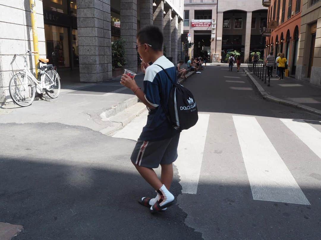 内田新菜さんのインスタグラム写真 - (内田新菜Instagram)「Milanoで息子がいつも行くサッカーショップ♡ ・ いろんな思い出がここに。 ・ ・ #Milano #italy #football #夏休み #旅 #息子 #10歳 #小学五年生」8月14日 19時21分 - ninauchida