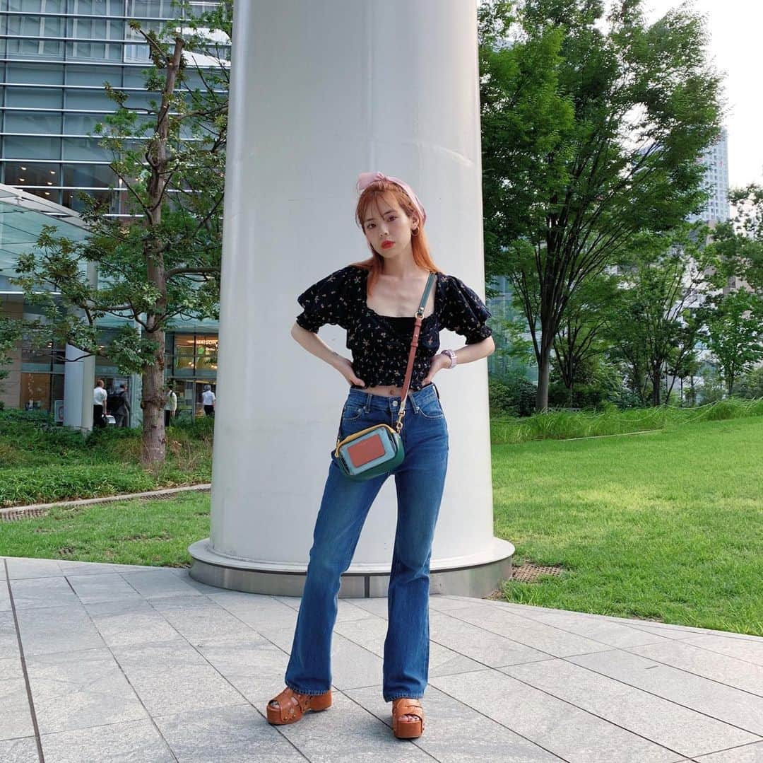 瀬戸あゆみさんのインスタグラム写真 - (瀬戸あゆみInstagram)「#ayumi_outfit 🌼🌷﻿ Tops_ #urbanoutfitters ﻿ Pants_ #xgirl﻿ Bag_ #toryburch﻿ Shoes_ #marcjacobs﻿ ﻿ iPhoneはお尻のポケットに入れる派。﻿ @xgirljp のボトム、毎日履いてるなあ。」8月14日 19時15分 - setoayumi