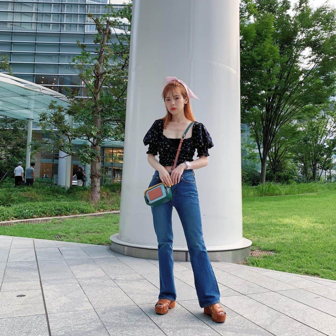 瀬戸あゆみさんのインスタグラム写真 - (瀬戸あゆみInstagram)「#ayumi_outfit 🌼🌷﻿ Tops_ #urbanoutfitters ﻿ Pants_ #xgirl﻿ Bag_ #toryburch﻿ Shoes_ #marcjacobs﻿ ﻿ iPhoneはお尻のポケットに入れる派。﻿ @xgirljp のボトム、毎日履いてるなあ。」8月14日 19時15分 - setoayumi