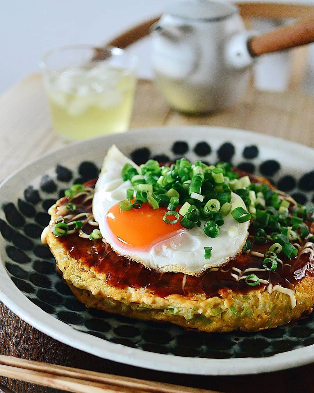 Natsuko Motoiのインスタグラム：「おからパウダーでお好み焼き。 朝食の残りの目玉焼き乗せ🍳 . . . . . . #お好み焼き #おからパウダー #糖質制限 #糖質制限メニュー #ランチ #お昼ごはん #おうちごはん #おうちごはんlover #うつわ #暮らし #okonomiyaki #lunch #japanesefood #lowcarb #igersjp #フーディーテーブル #wp_deli_japan」