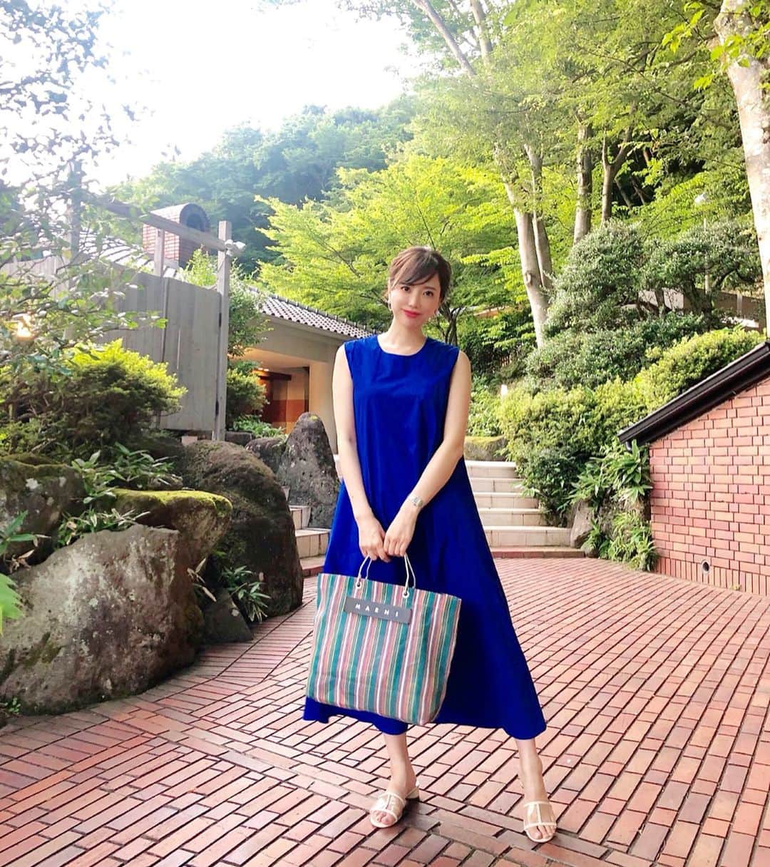 のインスタグラム：「先日のふく👗 プチプラとは思えないほど、発色も形もパーフェクトなワンピ🥺♥️ . . ワンピース @basement_online  靴 @zara  鞄 @marni  #ootd #fashion #basementonline#marni#zara#プチプラ#ワンピース#クリアサンダル#メッシュバッグ#新作」