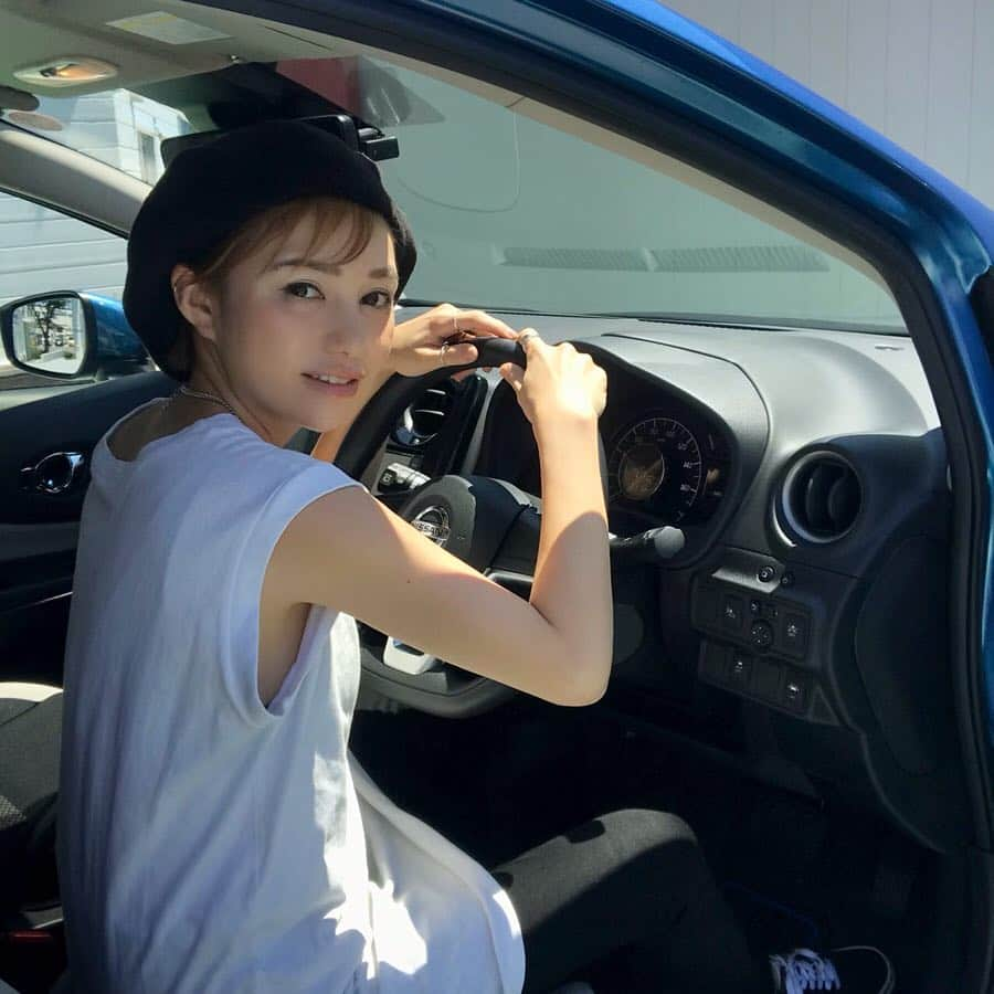 長谷川あやさんのインスタグラム写真 - (長谷川あやInstagram)「🚗🚗🚗 #note #nissanintelligentmobility #pr #ノート ・ ・ ・ 先日NOTEの最新技術の体験をしに 日産の店舗にお邪魔してきました👧✨ ・ なんといっても乗りやすさ‼️ 小回りもきくしとにかく快適‼️ ・ 車内のインテリアにも こだわりがあって想像以上に ひろびろとした空間でした✨ ・ 初めて電気での走行を体験したんだけど とっても静かで加速感もいままでに 感じたことのないスムーズさ👀 ・ アクセルペダルだけで加減速できて ペダルを踏み変えずに済むから 運転もらくちんっっ✨ ・ 電気を使っているから 燃費もいいみたいで いままで以上にいろんなところに行けるな〜 なんて考えてました(´∀｀) ・ スタッフさんにもとっても 丁寧に説明していただいて ちょこっと車に詳しくなれた気分💛 ・ 詳しくはこちら💁‍♀️ https://bit.ly/32T5Xo3」8月14日 19時30分 - ayasuke_0516