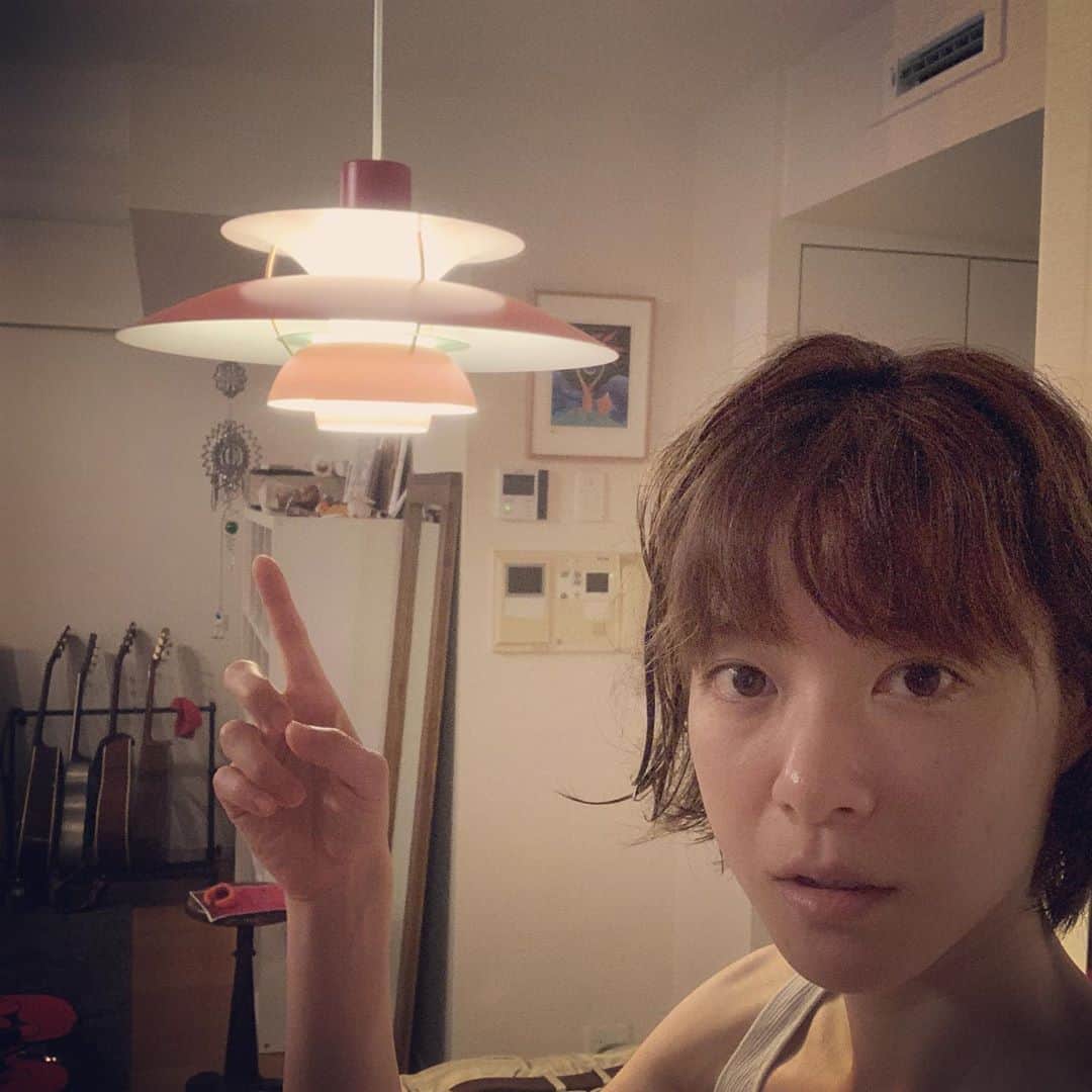 上野樹里さんのインスタグラム写真 - (上野樹里Instagram)「湾岸スタジオから帰ってきて、まっ先に、シャワー浴びた。 憧れの照明を取り付けた。 すぐに伸びる髪。 明日は撮休なので、美容室に行ってきまーす🌻🙌🤣」8月14日 19時29分 - _juri_art_