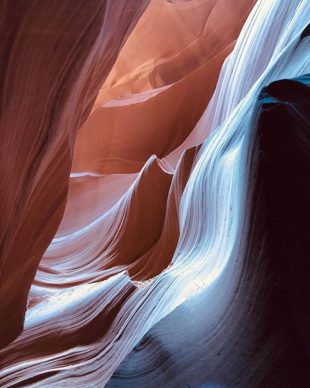 福井仁美さんのインスタグラム写真 - (福井仁美Instagram)「Exploring 💥 Antelope Canyon This pic is no filter!!! Filter less beauty… ────────────────────── 2日間かけてUpperとLowerどちらもせめたアンテロープ。 ナバホ族の聖地だからツアーじゃないといけないの。 でも、地球を抜けて火星にいるみたいな気分になるほど、本当に本当に自然の作り出した神秘にただただ鳥肌！！ ・ ガイドのナディが写真うますぎて、加工一切してません！リアルでこれ！すごいよね‼️ ・ #antelopecanyon #beautifuldestinations #arizona #roadtrip #america #roadtrippers #roadtripusa #roadtrip2019 #アンテロープキャニオン #アリゾナ #ペイジ #ロードトリップ #gopro #goprojp #lowerantelopecanyon #upperantelopecanyon #adventuretime」8月14日 19時29分 - hitton28