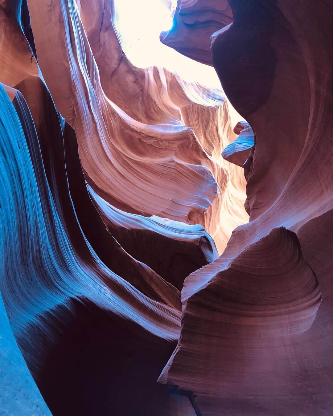 福井仁美さんのインスタグラム写真 - (福井仁美Instagram)「Exploring 💥 Antelope Canyon This pic is no filter!!! Filter less beauty… ────────────────────── 2日間かけてUpperとLowerどちらもせめたアンテロープ。 ナバホ族の聖地だからツアーじゃないといけないの。 でも、地球を抜けて火星にいるみたいな気分になるほど、本当に本当に自然の作り出した神秘にただただ鳥肌！！ ・ ガイドのナディが写真うますぎて、加工一切してません！リアルでこれ！すごいよね‼️ ・ #antelopecanyon #beautifuldestinations #arizona #roadtrip #america #roadtrippers #roadtripusa #roadtrip2019 #アンテロープキャニオン #アリゾナ #ペイジ #ロードトリップ #gopro #goprojp #lowerantelopecanyon #upperantelopecanyon #adventuretime」8月14日 19時29分 - hitton28