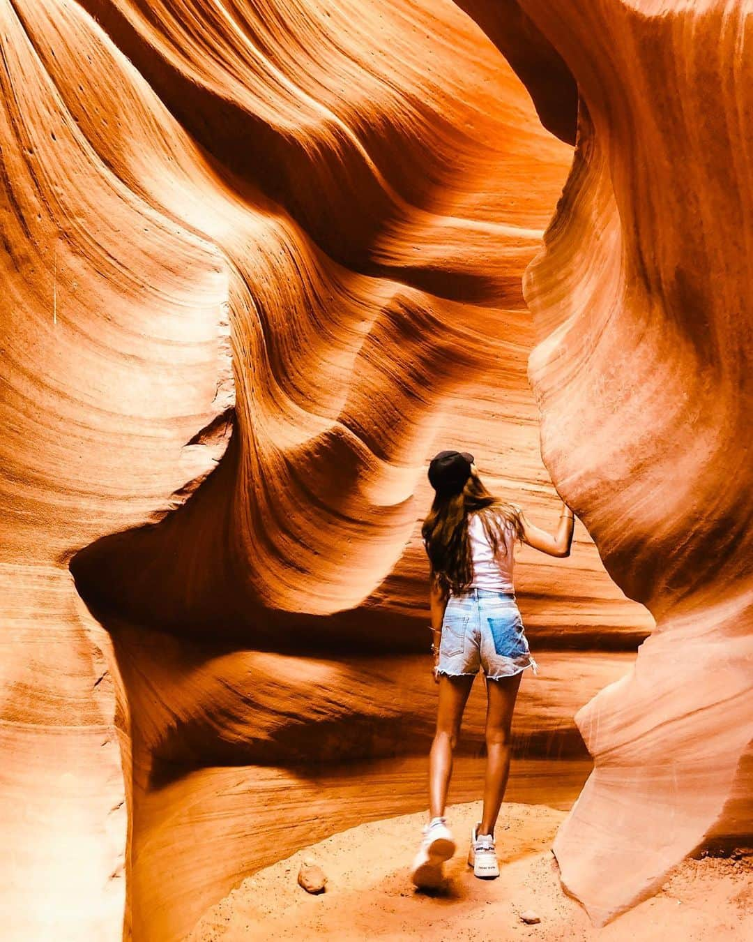 福井仁美さんのインスタグラム写真 - (福井仁美Instagram)「Exploring 💥 Antelope Canyon This pic is no filter!!! Filter less beauty… ────────────────────── 2日間かけてUpperとLowerどちらもせめたアンテロープ。 ナバホ族の聖地だからツアーじゃないといけないの。 でも、地球を抜けて火星にいるみたいな気分になるほど、本当に本当に自然の作り出した神秘にただただ鳥肌！！ ・ ガイドのナディが写真うますぎて、加工一切してません！リアルでこれ！すごいよね‼️ ・ #antelopecanyon #beautifuldestinations #arizona #roadtrip #america #roadtrippers #roadtripusa #roadtrip2019 #アンテロープキャニオン #アリゾナ #ペイジ #ロードトリップ #gopro #goprojp #lowerantelopecanyon #upperantelopecanyon #adventuretime」8月14日 19時29分 - hitton28