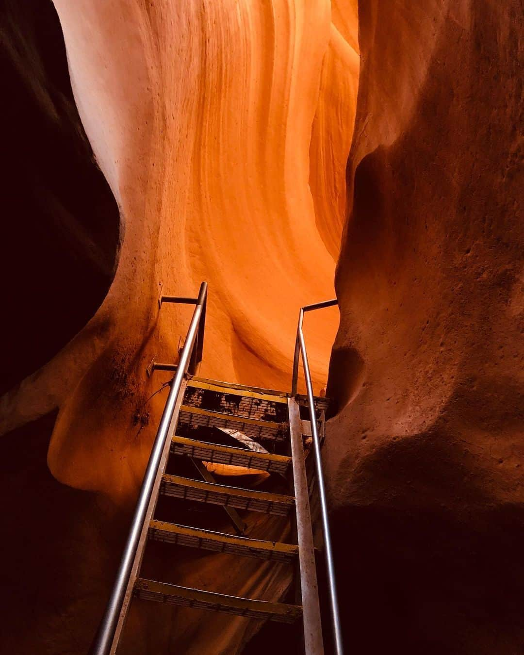 福井仁美さんのインスタグラム写真 - (福井仁美Instagram)「Exploring 💥 Antelope Canyon This pic is no filter!!! Filter less beauty… ────────────────────── 2日間かけてUpperとLowerどちらもせめたアンテロープ。 ナバホ族の聖地だからツアーじゃないといけないの。 でも、地球を抜けて火星にいるみたいな気分になるほど、本当に本当に自然の作り出した神秘にただただ鳥肌！！ ・ ガイドのナディが写真うますぎて、加工一切してません！リアルでこれ！すごいよね‼️ ・ #antelopecanyon #beautifuldestinations #arizona #roadtrip #america #roadtrippers #roadtripusa #roadtrip2019 #アンテロープキャニオン #アリゾナ #ペイジ #ロードトリップ #gopro #goprojp #lowerantelopecanyon #upperantelopecanyon #adventuretime」8月14日 19時29分 - hitton28