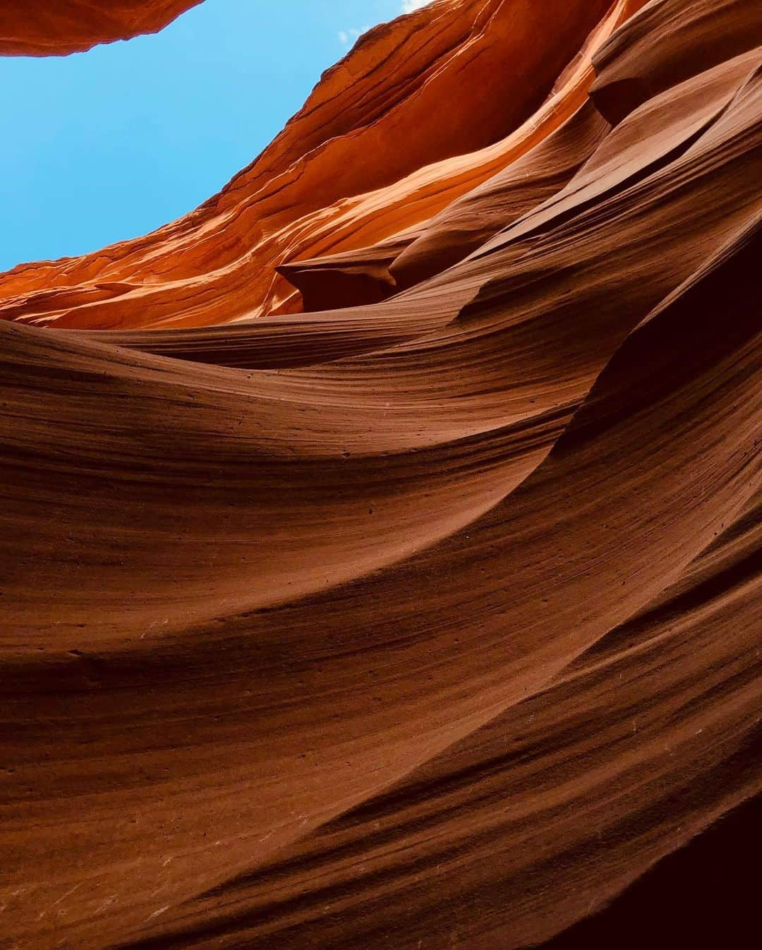 福井仁美さんのインスタグラム写真 - (福井仁美Instagram)「Exploring 💥 Antelope Canyon This pic is no filter!!! Filter less beauty… ────────────────────── 2日間かけてUpperとLowerどちらもせめたアンテロープ。 ナバホ族の聖地だからツアーじゃないといけないの。 でも、地球を抜けて火星にいるみたいな気分になるほど、本当に本当に自然の作り出した神秘にただただ鳥肌！！ ・ ガイドのナディが写真うますぎて、加工一切してません！リアルでこれ！すごいよね‼️ ・ #antelopecanyon #beautifuldestinations #arizona #roadtrip #america #roadtrippers #roadtripusa #roadtrip2019 #アンテロープキャニオン #アリゾナ #ペイジ #ロードトリップ #gopro #goprojp #lowerantelopecanyon #upperantelopecanyon #adventuretime」8月14日 19時29分 - hitton28