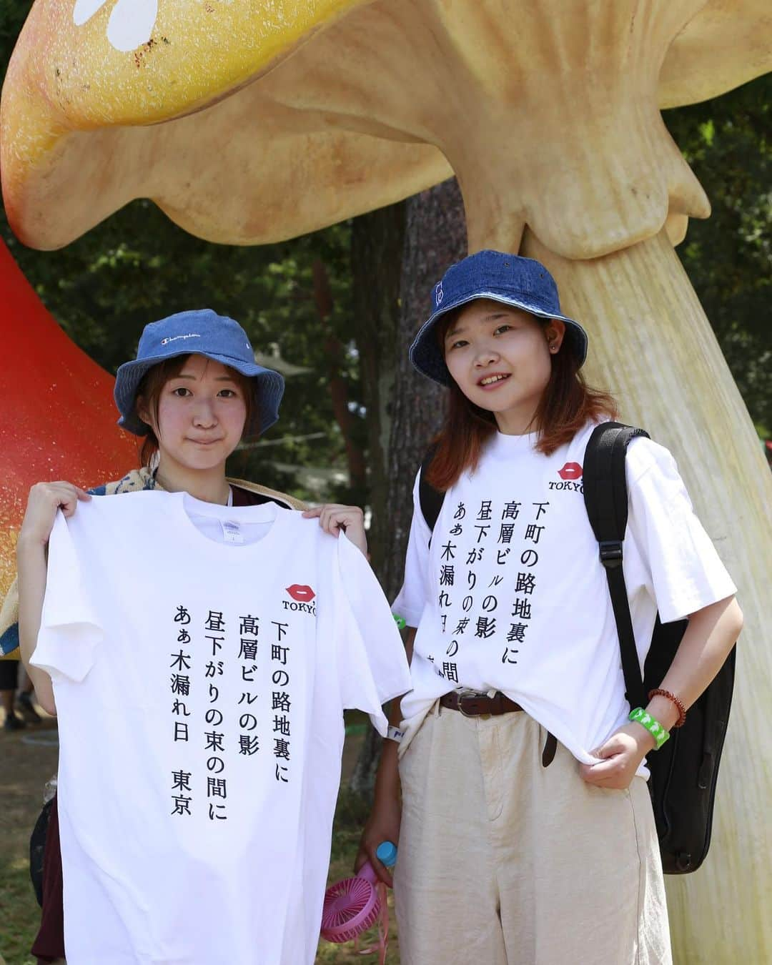 スキマスイッチさんのインスタグラム写真 - (スキマスイッチInstagram)「KISS,TOKYOとのコラボ企画！﻿ スキマスイッチ「東京」の歌詞Tシャツ！﻿ 第2弾！フェススナップ﻿ ﻿ 26th Single「青春」のM-2に収録されている「東京」にちなみ、KISS,TOKYOとのコラボレーションが実現！﻿ 今回の楽曲「東京」を広めていくため、﻿ 歌詞の一節が入ったTシャツをロッキンの会場にいらっしゃるお客さんに着ていただき、スナップを撮影！！﻿ ﻿ ﻿ ご参加いただいた皆さん！ありがとうございました！！！！﻿ ﻿ カメラマン: 坂本彩美、近江苗帆﻿ ﻿ http://www.office-augusta.com/sukimaswitch/information/index.html#topics_kisstokyo_collaboration﻿ ﻿ ﻿ #スキマスイッチ #スキマ #青春 #東京 #糸 #メトロノーツ #KISSTOKYO #KISSTOKYOPAPER #下町の路地裏に #高層ビルの影 #昼下がりの束の間に #あぁ木漏れ日東京 #ロッキン #RIJF19」8月14日 19時22分 - sukimaswitch_official