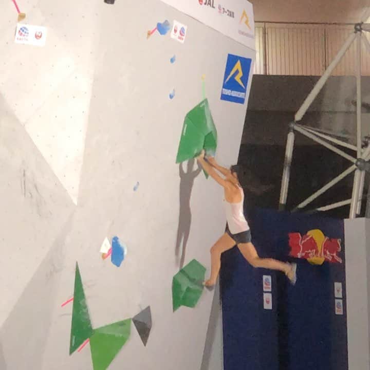 アラーナ・イップのインスタグラム：「7th place in bouldering! It still feels like a dream but after a brutally hard semi final round yesterday I finished with 3 zones in 7 attempts and just one less attempt to zone would have put me in finals. Despite being so close I can’t be anything but happy with how the World Championships has kicked off 🇨🇦 ⠀⠀⠀⠀⠀⠀⠀⠀⠀ Video @mccollsean ⠀⠀⠀⠀⠀⠀⠀⠀⠀ @arcteryx @scarpana @canfund」