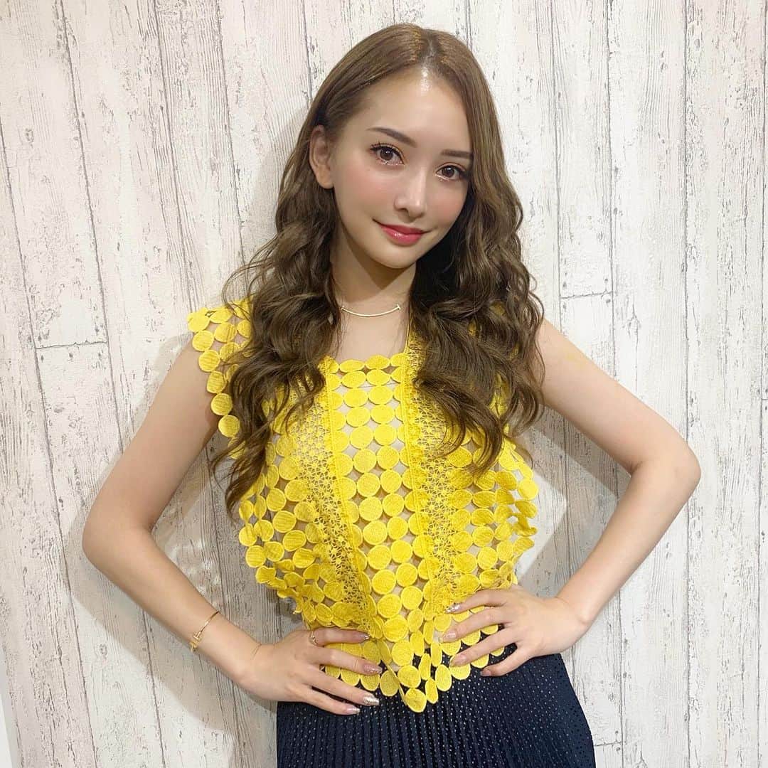 のインスタグラム：「color&treatment💛 今回はオレンジを抑えつつ少し明るめのカラーに🤘  @lapisyuta いつもありがとう💋 . . tops☞ @charubon.kobe  skirt☞#fendi . . #ootd #coordinate #167cmコーデ #color #treatment #lapis #summer #夏コーデ」